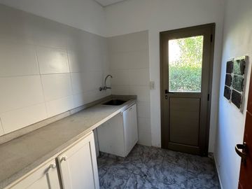 Casa sobre lote de 1000m2 con costa al rio