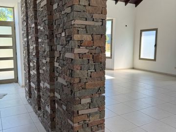 Casa sobre lote de 1000m2 con costa al rio