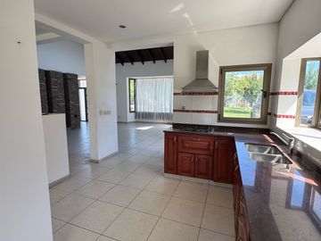 Casa sobre lote de 1000m2 con costa al rio