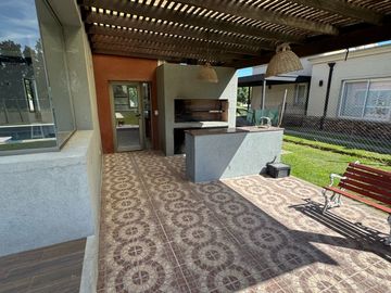 Casa sobre lote de 1000m2 con costa al rio