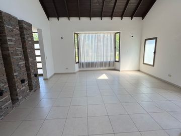 Casa sobre lote de 1000m2 con costa al rio