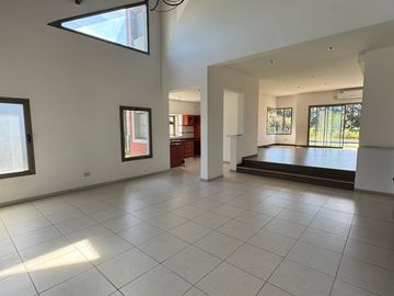 Casa sobre lote de 1000m2 con costa al rio