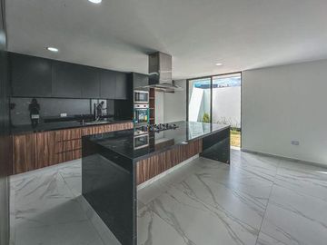 Casa en  preventa en esquina en Lomas de Angelopolis II Puebla.
