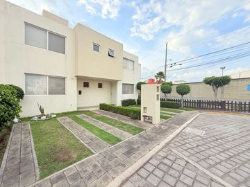 Casa en  Venta en Fraccionamiento Laureles Cuautlancingo