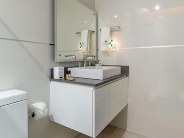 Oceana 2 Bedroom Ocean View Penthouse- Nuevo en el mercado