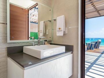 Oceana 2 Bedroom Ocean View Penthouse- Nuevo en el mercado
