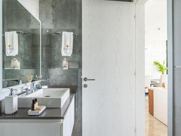 Oceana 2 Bedroom Ocean View Penthouse- Nuevo en el mercado