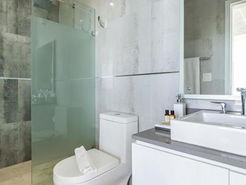 Oceana 2 Bedroom Ocean View Penthouse- Nuevo en el mercado