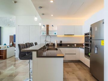 Oceana 2 Bedroom Ocean View Penthouse- Nuevo en el mercado