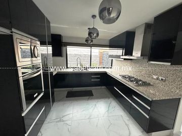 CASA EN VENTA EN JURIQUILLA