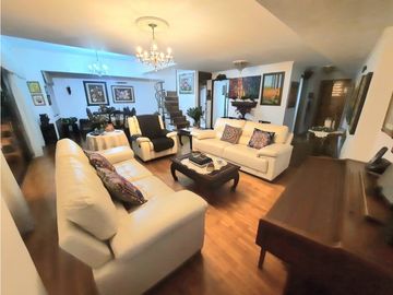 VENTA APARTAMENTO DÚPLEX POBLADO PARTE BAJA CON BALCÓN GRANDE.