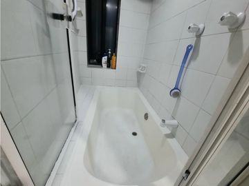 VENTA APARTAMENTO DÚPLEX POBLADO PARTE BAJA CON BALCÓN GRANDE.