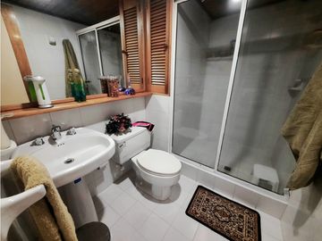 VENTA APARTAMENTO DÚPLEX POBLADO PARTE BAJA CON BALCÓN GRANDE.