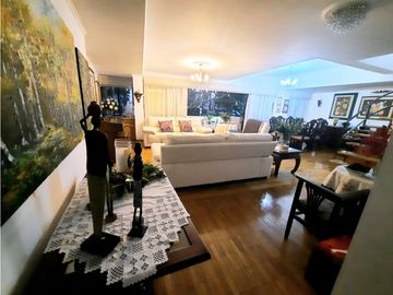 VENTA APARTAMENTO DÚPLEX POBLADO PARTE BAJA CON BALCÓN GRANDE.