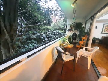 VENTA APARTAMENTO DÚPLEX POBLADO PARTE BAJA CON BALCÓN GRANDE.