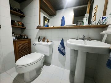 VENTA APARTAMENTO DÚPLEX POBLADO PARTE BAJA CON BALCÓN GRANDE.
