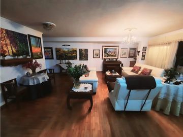 VENTA APARTAMENTO DÚPLEX POBLADO PARTE BAJA CON BALCÓN GRANDE.