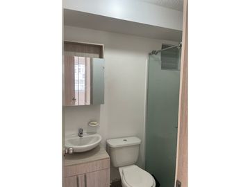 RENTO HERMOSO APARTAMENTO CON PARQUEADERO CUBIERTO EN LA CONDINA
