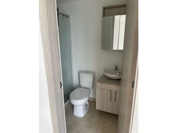 RENTO HERMOSO APARTAMENTO CON PARQUEADERO CUBIERTO EN LA CONDINA