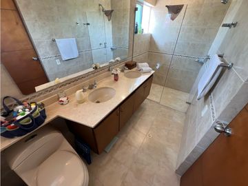 SE VENDE AMPLIA CASA EN LA CASTELLANA