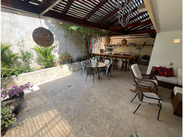 SE VENDE AMPLIA CASA EN LA CASTELLANA