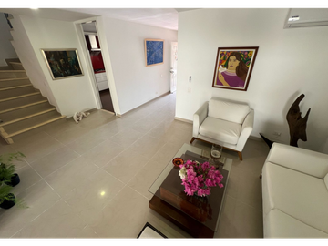 SE VENDE AMPLIA CASA EN LA CASTELLANA