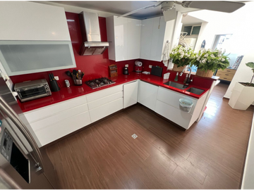 SE VENDE AMPLIA CASA EN LA CASTELLANA