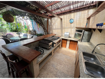 SE VENDE AMPLIA CASA EN LA CASTELLANA