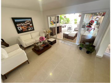 SE VENDE AMPLIA CASA EN LA CASTELLANA