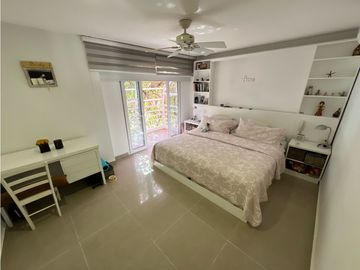 SE VENDE AMPLIA CASA EN LA CASTELLANA