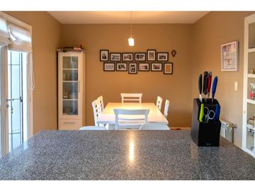 Chalet en Venta, zona Chauvin, 4 ambientes con parque.