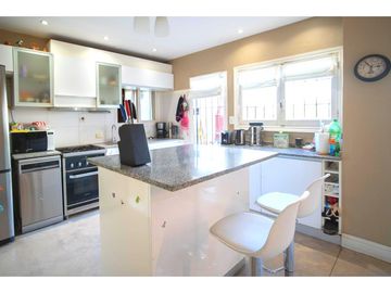 Chalet en Venta, zona Chauvin, 4 ambientes con parque.