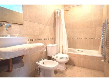 Chalet en Venta, zona Chauvin, 4 ambientes con parque.