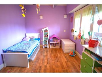Chalet en Venta, zona Chauvin, 4 ambientes con parque.