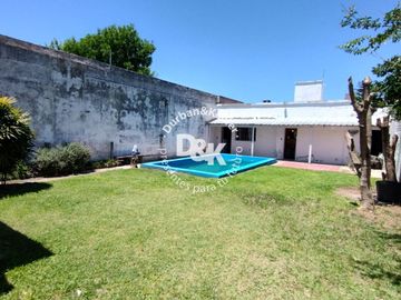 Casa en venta A REFACCIONAR de 4 dormitorios c/jardín y pileta en Béccar