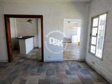 Casa en venta A REFACCIONAR de 4 dormitorios c/jardín y pileta en Béccar