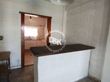 Casa en venta A REFACCIONAR de 4 dormitorios c/jardín y pileta en Béccar
