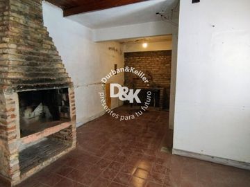 Casa en venta A REFACCIONAR de 4 dormitorios c/jardín y pileta en Béccar