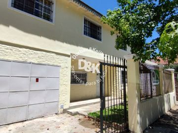 Casa en venta A REFACCIONAR de 4 dormitorios c/jardín y pileta en Béccar