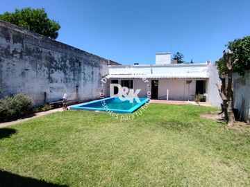 Casa en venta A REFACCIONAR de 4 dormitorios c/jardín y pileta en Béccar