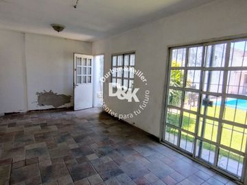 Casa en venta A REFACCIONAR de 4 dormitorios c/jardín y pileta en Béccar