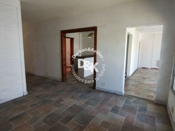 Casa en venta A REFACCIONAR de 4 dormitorios c/jardín y pileta en Béccar