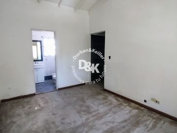 Casa en venta A REFACCIONAR de 4 dormitorios c/jardín y pileta en Béccar