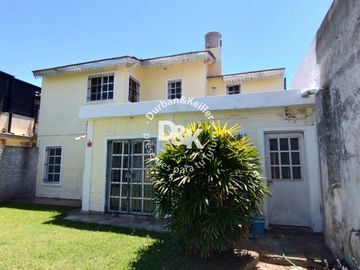 Casa en venta A REFACCIONAR de 4 dormitorios c/jardín y pileta en Béccar