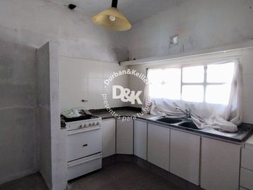 Casa en venta A REFACCIONAR de 4 dormitorios c/jardín y pileta en Béccar