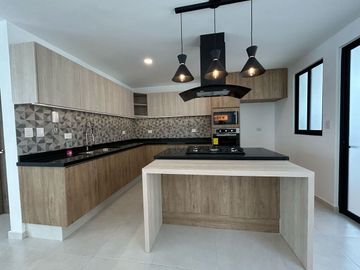 VENTA DE CASA EN RESIDENCIAL SAMPIERI 3 RECAMARAS POR PLAZA SAN DIEGO