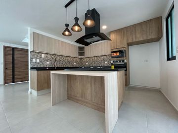 VENTA DE CASA EN RESIDENCIAL SAMPIERI 3 RECAMARAS POR PLAZA SAN DIEGO