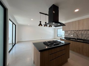 VENTA DE CASA EN RESIDENCIAL SAMPIERI 3 RECAMARAS POR PLAZA SAN DIEGO