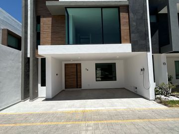 VENTA DE CASA EN RESIDENCIAL SAMPIERI 3 RECAMARAS POR PLAZA SAN DIEGO