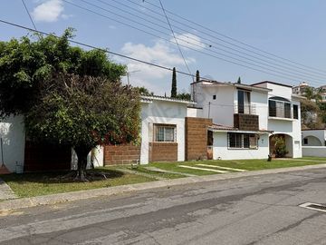 Venta casa LOMAS DE COCOYOC. Doble terreno